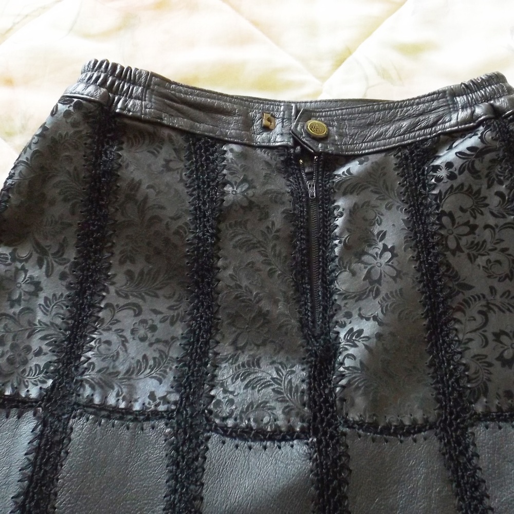 Black leather skirt. Size 10 Lightly used (#EV467) - Picture 2 of 5
